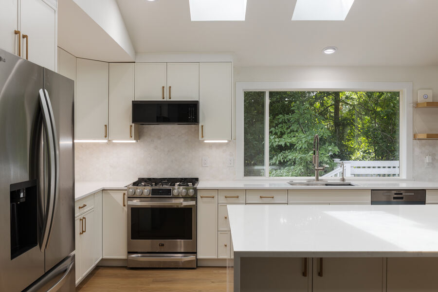 Kitchen remodel in Kirkland, WA — full kitchen with island, stainless appliances and quartz countertops